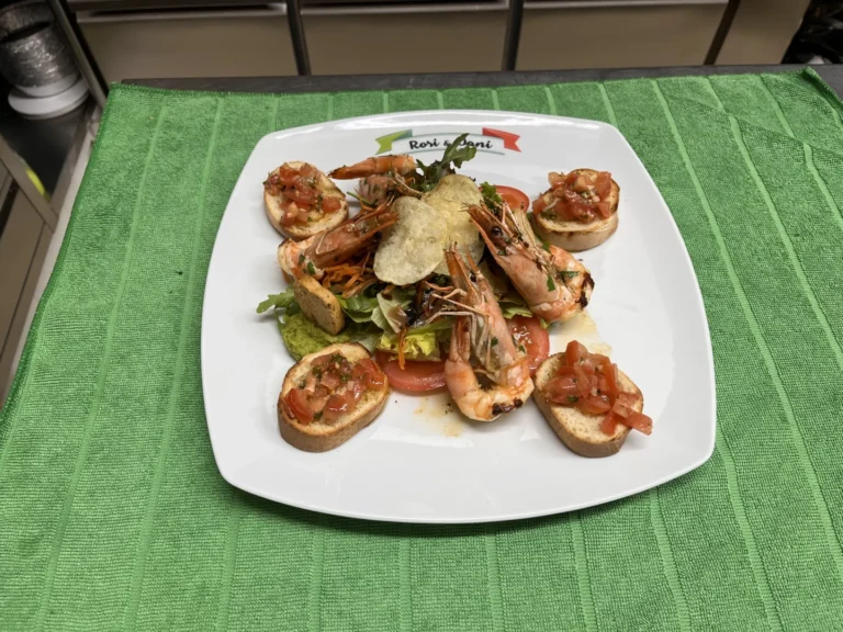 Gamberoni alla Griglia: 4 Riesengarnelen auf buntem Salatbett – Ristorante Rosi & Dani in Puschendorf