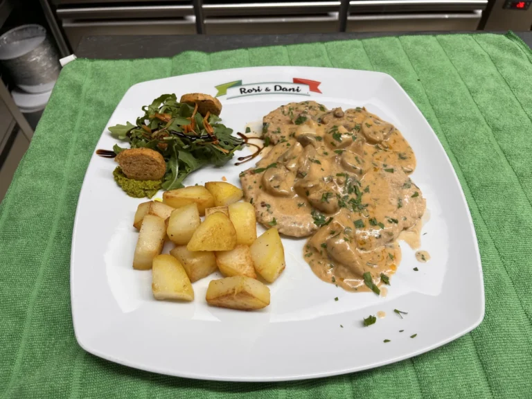 Scaloppina ai Funghi: Schweinemedaillons in einer feinen Pilzsauce – Ristorante Rosi & Dani in Puschendorf