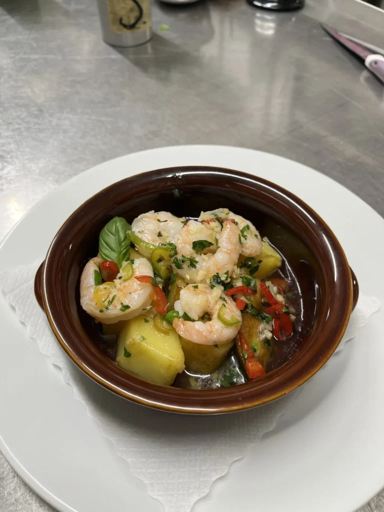 Gamberi in Olio: 5 Stück gebratene Garnelen mit Kartoffeln in Knoblauchöl „leicht scharf“ – Ristorante Rosi & Dani in Puschendorf