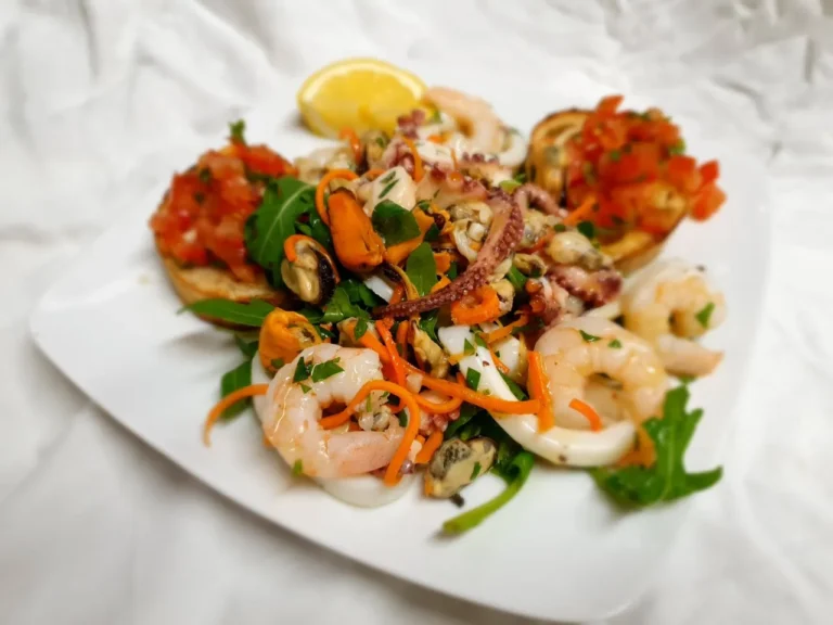 Insalata Frutti di Mare: Frischer Meeresfrüchtesalat mit Rucola in Vinaigrettesauce – Ristorante Rosi & Dani in Puschendorf