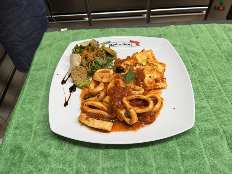 Calamari Diavola: Calamariringe in mediterran leicht scharfer Tomatensauce – Ristorante Rosi & Dani in Puschendorf