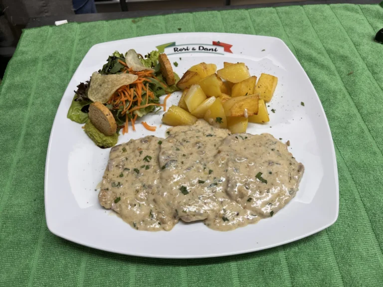 Scaloppina Gorgonzola e Noci: Schweinemedaillons mit Nüssen in einer Gorgonzola-Creme – Ristorante Rosi & Dani in Puschendorf