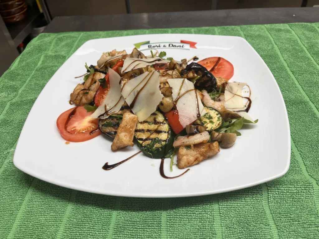 Verdura Pollo e Gamberi: Gebratene Hähnchenstreifen, gebratene Garnelen und gegrilltes Gemüse auf Rucolasalat und Parmesansplitter – Ristorante Rosi & Dani in Puschendorf