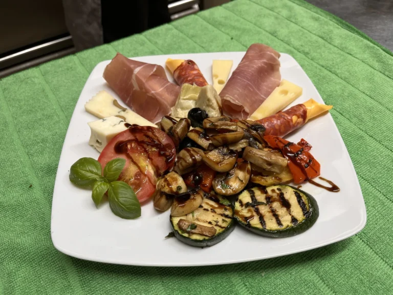 Antipasto Italiano: Gemüse und italienischer Aufschnitt mit Käse – Ristorante Rosi & Dani in Puschendorf