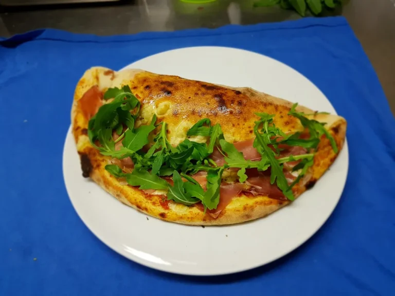 Pizza Mezzaluna: Hälfte Calzone – gefüllt mit scharfer Salami – Ristorante Rosi & Dani in Puschendorf