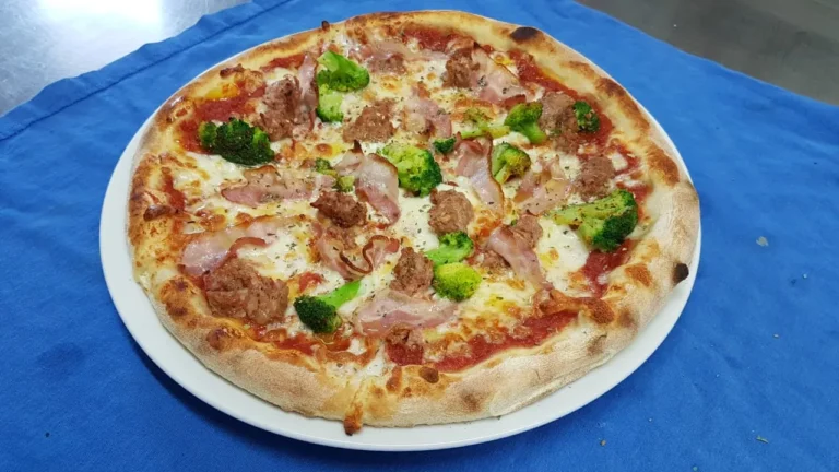 Pizza Salsiccia: Italienische Bratwurst und Broccoli – Ristorante Rosi & Dani in Puschendorf
