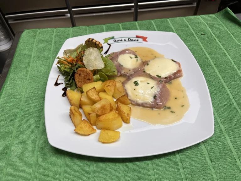 Saltimbocca alla Romana: Schweinemedaillons mit Mozzarella – Ristorante Rosi & Dani in Puschendorf