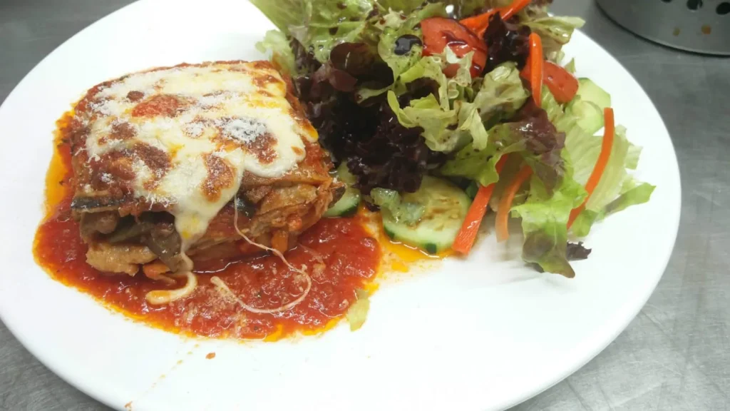 Lasagna al Forno: Lasagne mit Hackfleischragout und Schinken, überbacken mit Mozzarella – Ristorante Rosi & Dani in Puschendorf
