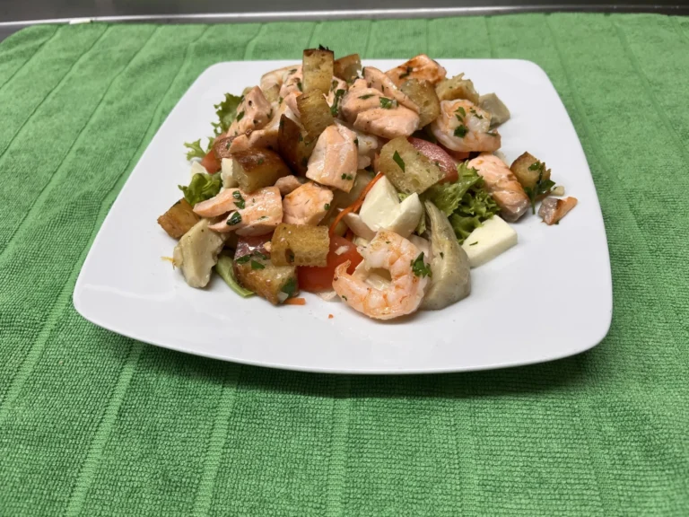 Panzanella: Gebratene Garnelen und Lachswürfel, geröstetes Brot auf Salatbett mit Artischocken und Mozzarella – Ristorante Rosi & Dani in Puschendorf