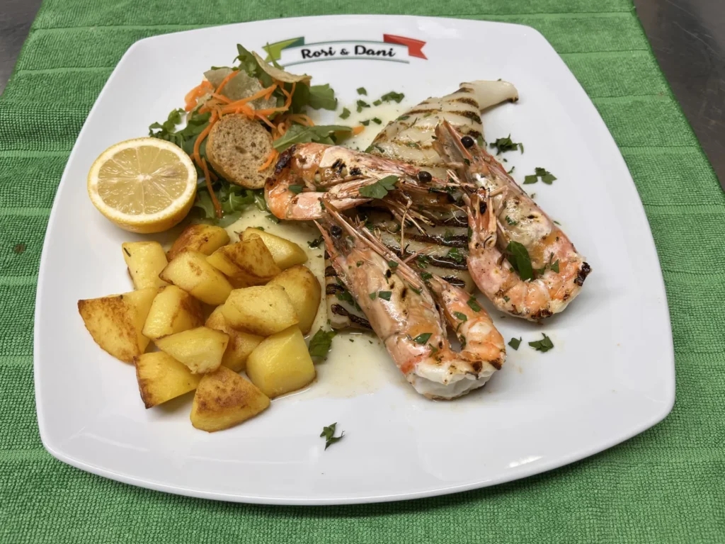 Calamari e Gamberi alla Griglia: 3 gegrillte Riesengarnelen und 1 gegrillter Calamar – Ristorante Rosi & Dani in Puschendorf