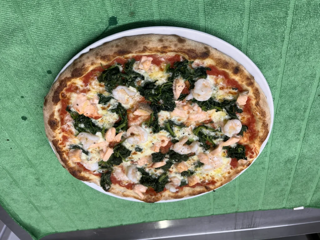 Pizza Poppey: Frischer Lachs – Ristorante Rosi & Dani in Puschendorf