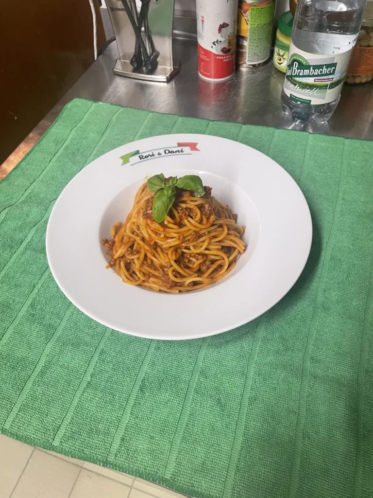 Spaghetti alla Bolognese: Spaghetti mit Tomaten-Hackfleischsauce – Ristorante Rosi & Dani in Puschendorf