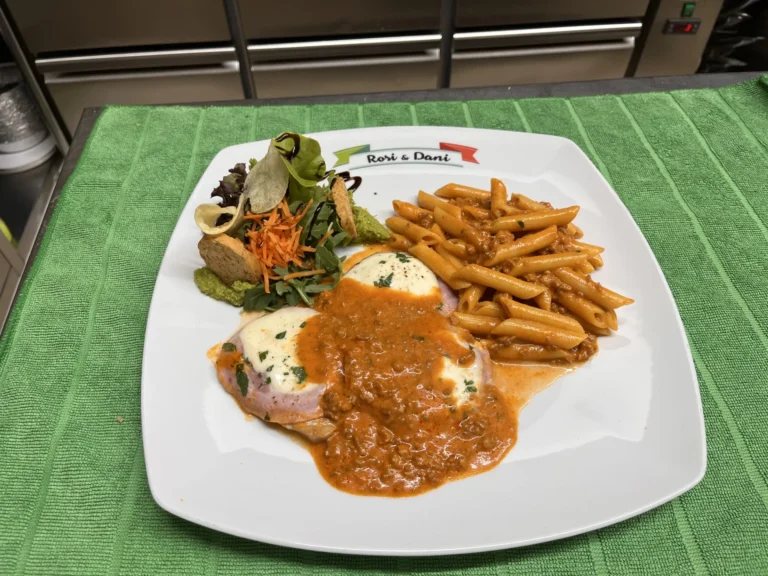Scaloppina Bolognese con Penne: Schweinemedaillons mit Schinken und Mozzarella in Bolognese-Sahnesauce – Ristorante Rosi & Dani in Puschendorf