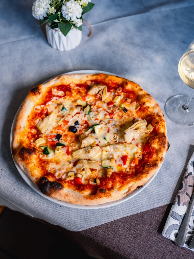 Pizza mit Gemüse und Artischocken – Ristorante Rosi & Dani in Puschendorf